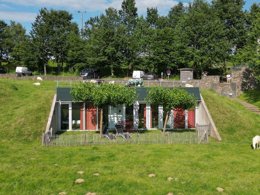 Camping Pas Cher vous présente avec son site Officiel campingpascher.fr, le Camping Les Collines De Sainte Féréole classé 3 étoiles, situé sur la commune de Sainte Fereole dans le département Corrèze (Limousin) en France. Le camping Les Collines De Sainte Féréole, vous présente un hébergement de type maison de campagne de 37 m² et télévision. Le camping Les Collines De Sainte Féréole vous propose du sam. 13 décembre au sam. 20 décembre 2025 avec une PROMO de DERNIÈRE MINUTE, en promotion à -20% pour 7 nuits à 280 € au lieu de 350 € soit une Économie de 70 €. Cette location propose 277 dates différentes pour réserver votre séjour. Découvrez également les 5 autres gammes d'hébergements du camping. Les Avis clients pour le Camping Les Collines De Sainte Féréole sont excellents avec une note moyenne de 9 sur 10. Piscine chauffée, Piscine extérieure, Animations familiales, Aire de jeux enfants, Centre équestre, Court de tennis, Golf, Pétanque, Randonnée, Terrain de football, Terrain multisports, Dépôt de pain,... En savoir plus : cliquez-ICI.