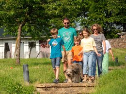 Camping Pas Cher vous présente avec son site Officiel campingpascher.fr, le Camping Les Collines De Sainte Féréole classé 3 étoiles, situé sur la commune de Sainte Fereole dans le département Corrèze (Limousin) en France. Le camping Les Collines De Sainte Féréole, vous présente un hébergement de type maison de campagne de 37 m² et télévision. Le camping Les Collines De Sainte Féréole vous propose du sam. 13 décembre au sam. 20 décembre 2025 avec une PROMO de DERNIÈRE MINUTE, en promotion à -20% pour 7 nuits à 280 € au lieu de 350 € soit une Économie de 70 €. Cette location propose 277 dates différentes pour réserver votre séjour. Découvrez également les 5 autres gammes d'hébergements du camping. Les Avis clients pour le Camping Les Collines De Sainte Féréole sont excellents avec une note moyenne de 9 sur 10. Piscine chauffée, Piscine extérieure, Animations familiales, Aire de jeux enfants, Centre équestre, Court de tennis, Golf, Pétanque, Randonnée, Terrain de football, Terrain multisports, Dépôt de pain,... En savoir plus : cliquez-ICI.