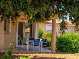 Camping Pas Cher vous présente avec son site Officiel campingpascher.fr, la Résidence Odalys Référence San Martinu classé 2 étoiles, située sur la commune de Sainte Lucie De Porto Vecchio dans le département Corse Du Sud (Corse) en France. La résidence Odalys Référence San Martinu, vous présente un hébergement de type villa de 48 m² et télévision. La résidence Odalys Référence San Martinu vous propose du sam. 02 mai au sam. 09 mai 2026 pour 7 nuits à 639€. Cette location propose 18 dates différentes pour réserver votre séjour. Découvrez également les 2 autres gammes d'hébergements de la résidence. Les Avis clients pour la Résidence Odalys Référence San Martinu sont de 7 sur 10. Piscine extérieure, Centre équestre, Cyclisme, Randonnée,... En savoir plus : cliquez-ICI.