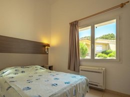 Camping Pas Cher vous présente avec son site Officiel campingpascher.fr, la Résidence Odalys Référence San Martinu classé 2 étoiles, située sur la commune de Sainte Lucie De Porto Vecchio dans le département Corse Du Sud (Corse) en France. La résidence Odalys Référence San Martinu, vous présente un hébergement de type villa de 52 m² et télévision. La résidence Odalys Référence San Martinu vous propose du sam. 02 mai au sam. 09 mai 2026 pour 7 nuits à 729€. Cette location propose 17 dates différentes pour réserver votre séjour. Découvrez également les 2 autres gammes d'hébergements de la résidence. Les Avis clients pour la Résidence Odalys Référence San Martinu sont de 7 sur 10. Piscine extérieure, Centre équestre, Cyclisme, Randonnée,... En savoir plus : cliquez-ICI.