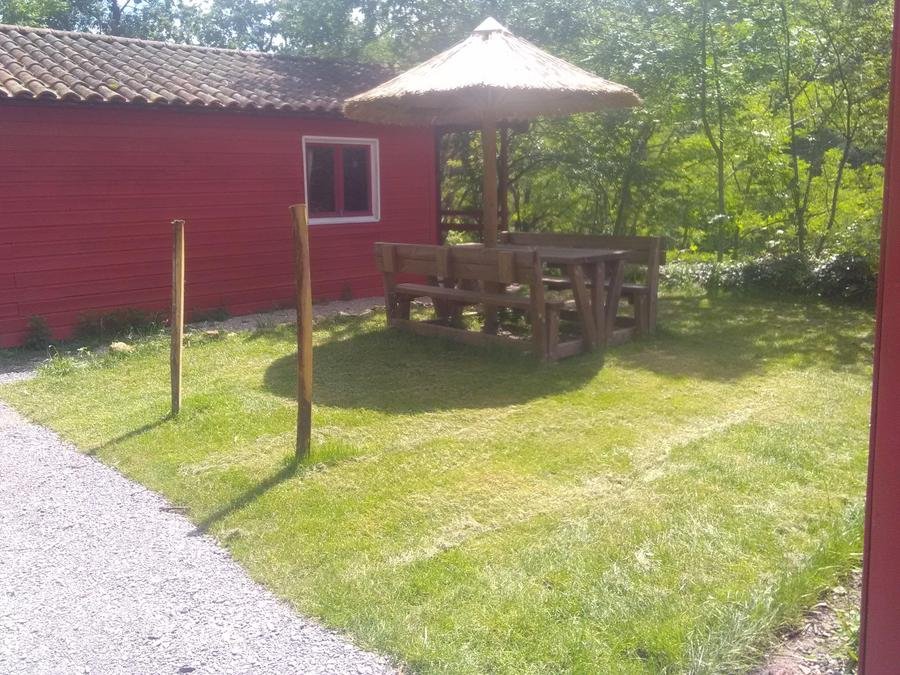 Camping Pas Cher vous présente avec son site Officiel campingpascher.fr, le Camping Coeur D'Ardèche classé 4 étoiles, situé sur la commune de Saint Vincent De Durfort dans le département Ardèche (Rhône Alpes) en France. Le camping Coeur D'Ardèche, vous présente un hébergement de type chalet de 30 m² pour 2 personnes et télévision. Le camping Coeur D'Ardèche vous proposeun séjour PAS CHER avec une REMISEdu lundi 15 juin au lundi 22 juin 2026, en promotion à -50% pour 7 nuits à 262,50 € au lieu de 525,0 € soit une Économie de 262,50 €. Cette location propose 14 dates différentes pour réserver votre séjour. Découvrez également les 30 autres gammes d'hébergements du camping. Les Avis clients pour le Camping Coeur D'Ardèche sont excellents avec une note moyenne de 8 sur 10. Rivière, Piscine chauffée, Piscine extérieure, Animations familiales, Club enfants, Aire de jeux enfants, Pédalo, Pétanque, Randonnée, Salle de jeux vidéo, Terrain de beach-volley, Terrain multisports, Tir à l’arc, Trampoline, Bar, Dépôt de pain, Plats à emporter, Restaurant, Épicerie,... En savoir plus : cliquez-ICI.