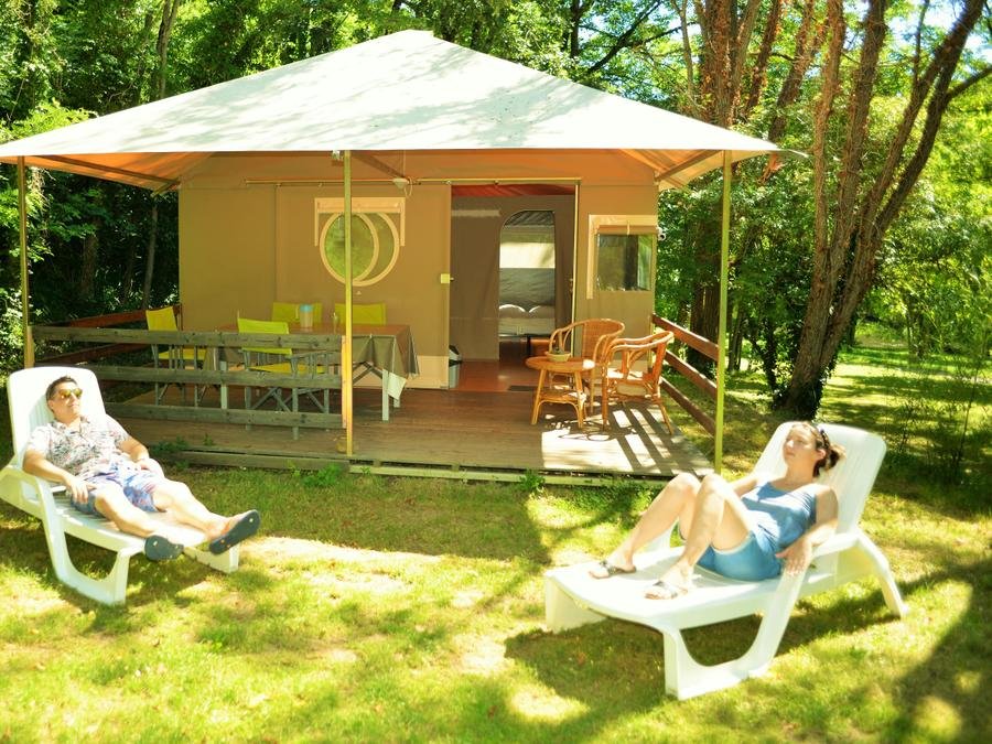 Camping Pas Cher vous présente avec son site Officiel campingpascher.fr, le Camping Coeur D'Ardèche classé 4 étoiles, situé sur la commune de Saint Vincent De Durfort dans le département Ardèche (Rhône Alpes) en France. Le camping Coeur D'Ardèche, vous présente un hébergement de type tente en toile et bois de 25 m² pour 2 personnes. Le camping Coeur D'Ardèche vous proposeun séjour PAS CHER avec une REMISEdu dimanche 21 juin au dimanche 28 juin 2026, en promotion à -52% pour 7 nuits à 250 € au lieu de 525,0 € soit une Économie de 275 €. Cette location propose 15 dates différentes pour réserver votre séjour. Découvrez également les 30 autres gammes d'hébergements du camping. Les Avis clients pour le Camping Coeur D'Ardèche sont excellents avec une note moyenne de 8 sur 10. Rivière, Piscine chauffée, Piscine extérieure, Animations familiales, Club enfants, Aire de jeux enfants, Pédalo, Pétanque, Randonnée, Salle de jeux vidéo, Terrain de beach-volley, Terrain multisports, Tir à l’arc, Trampoline, Bar, Dépôt de pain, Plats à emporter, Restaurant, Épicerie,... En savoir plus : cliquez-ICI.