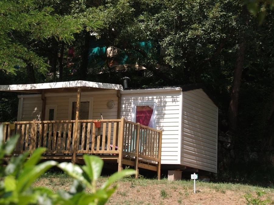Camping Pas Cher vous présente avec son site Officiel campingpascher.fr, le Camping Maeva Escapades Coeur D'Ardèche classé 4 étoiles, situé sur la commune de Saint Vincent De Durfort dans le département Ardèche (Rhône Alpes) en France. Le camping Maeva Escapades Coeur D'Ardèche vous propose un hébergement de type mobil-home de 18 m² (télévision). L'établissement vous propose 30 autres types d'hébergements. Découvrez tous nos séjours à petits prix dans la commune et aux alentours de Saint Vincent De Durfort du département : Ardèche (Rhône Alpes). Les Avis clients pour le Camping Maeva Escapades Coeur D'Ardèche sont excellents avec une note moyenne de 8 sur 10. Rivière, Piscine chauffée, Piscine extérieure, Animations familiales, Club enfants, Aire de jeux enfants, Pédalo, Pétanque, Randonnée, Salle de jeux vidéo, Terrain de beach-volley, Terrain multisports, Tir à l’arc, Trampoline, Bar, Dépôt de pain, Plats à emporter, Restaurant, Épicerie,... En savoir plus : cliquez-ICI.