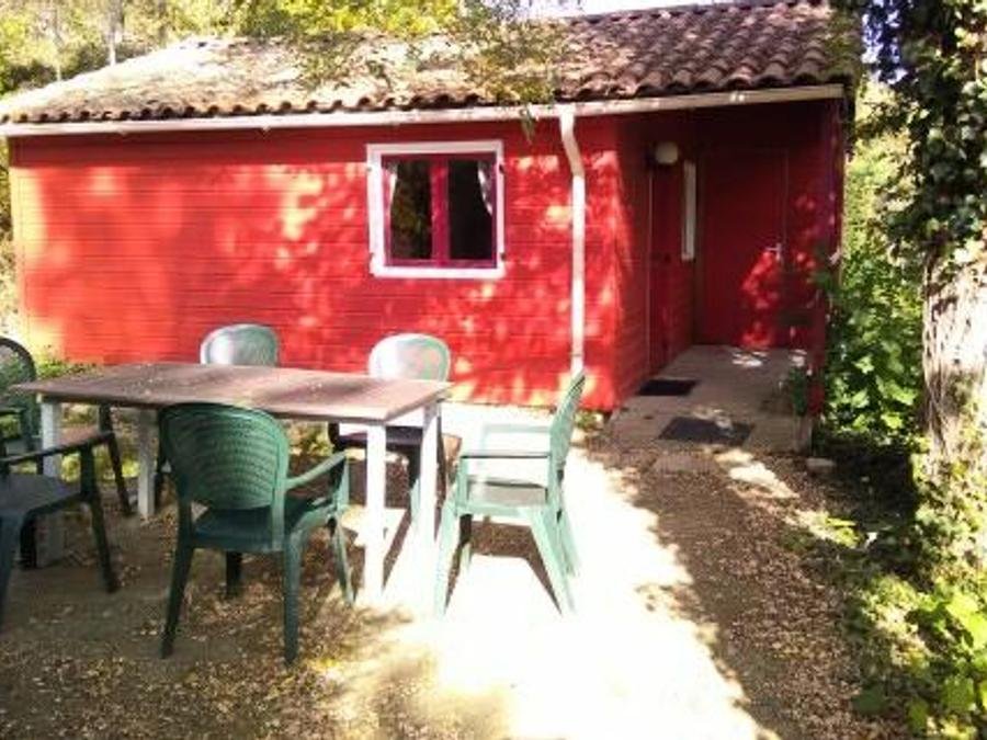 Camping Pas Cher vous présente avec son site Officiel campingpascher.fr, le Camping Coeur D'Ardèche classé 4 étoiles, situé sur la commune de Saint Vincent De Durfort dans le département Ardèche (Rhône Alpes) en France. Le camping Coeur D'Ardèche vous propose un hébergement de type chalet de 30 m² pour 2 personnes (télévision). L'établissement vous propose 29 autres types d'hébergements. Découvrez tous nos séjours à petits prix dans la commune et aux alentours de Saint Vincent De Durfort du département : Ardèche (Rhône Alpes). Les Avis clients pour le Camping Coeur D'Ardèche sont excellents avec une note moyenne de 8 sur 10. Rivière, Piscine chauffée, Piscine extérieure, Animations familiales, Club enfants, Aire de jeux enfants, Pédalo, Pétanque, Randonnée, Salle de jeux vidéo, Terrain de beach-volley, Terrain multisports, Tir à l’arc, Trampoline, Bar, Dépôt de pain, Plats à emporter, Restaurant, Épicerie,... En savoir plus : cliquez-ICI.