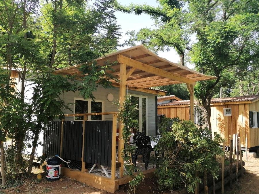 Camping Pas Cher vous présente avec son site Officiel campingpascher.fr, le Camping Coeur D'Ardèche classé 4 étoiles, situé sur la commune de Saint Vincent De Durfort dans le département Ardèche (Rhône Alpes) en France. Le camping Coeur D'Ardèche vous propose un hébergement de type chalet de 30 m² pour 1 personne avec climatisation (télévision). L'établissement vous propose 29 autres types d'hébergements. Découvrez tous nos séjours à petits prix dans la commune et aux alentours de Saint Vincent De Durfort du département : Ardèche (Rhône Alpes). Les Avis clients pour le Camping Coeur D'Ardèche sont excellents avec une note moyenne de 8 sur 10. Rivière, Piscine chauffée, Piscine extérieure, Animations familiales, Club enfants, Aire de jeux enfants, Pédalo, Pétanque, Randonnée, Salle de jeux vidéo, Terrain de beach-volley, Terrain multisports, Tir à l’arc, Trampoline, Bar, Dépôt de pain, Plats à emporter, Restaurant, Épicerie,... En savoir plus : cliquez-ICI.
