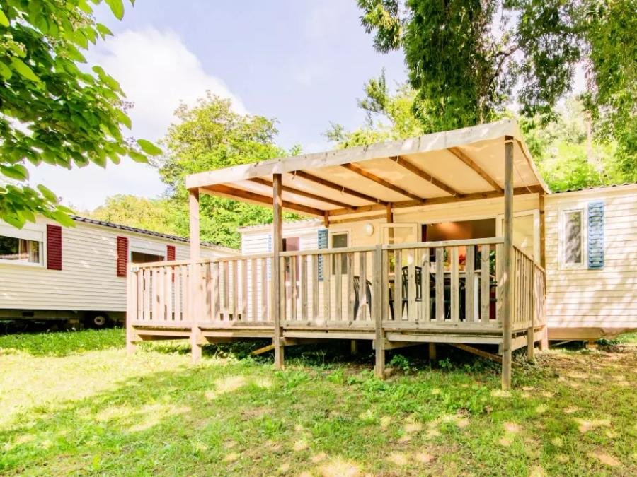 Camping Pas Cher vous présente avec son site Officiel campingpascher.fr, le Camping Coeur D'Ardèche classé 4 étoiles, situé sur la commune de Saint Vincent De Durfort dans le département Ardèche (Rhône Alpes) en France. Le camping Coeur D'Ardèche vous propose un hébergement de type mobil-home de 26 m² (télévision). L'établissement vous propose 29 autres types d'hébergements. Découvrez tous nos séjours à petits prix dans la commune et aux alentours de Saint Vincent De Durfort du département : Ardèche (Rhône Alpes). Les Avis clients pour le Camping Coeur D'Ardèche sont excellents avec une note moyenne de 8 sur 10. Rivière, Piscine chauffée, Piscine extérieure, Animations familiales, Club enfants, Aire de jeux enfants, Pédalo, Pétanque, Randonnée, Salle de jeux vidéo, Terrain de beach-volley, Terrain multisports, Tir à l’arc, Trampoline, Bar, Dépôt de pain, Plats à emporter, Restaurant, Épicerie,... En savoir plus : cliquez-ICI.