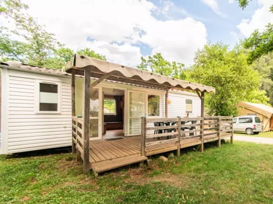 Camping Pas Cher vous présente avec son site Officiel campingpascher.fr, le Camping Coeur D'Ardèche classé 4 étoiles, situé sur la commune de Saint Vincent De Durfort dans le département Ardèche (Rhône Alpes) en France. Le camping Coeur D'Ardèche vous propose un hébergement de type mobil-home de 29 m² pour 1 personne (télévision). L'établissement vous propose 29 autres types d'hébergements. Découvrez tous nos séjours à petits prix dans la commune et aux alentours de Saint Vincent De Durfort du département : Ardèche (Rhône Alpes). Les Avis clients pour le Camping Coeur D'Ardèche sont excellents avec une note moyenne de 8 sur 10. Rivière, Piscine chauffée, Piscine extérieure, Animations familiales, Club enfants, Aire de jeux enfants, Pédalo, Pétanque, Randonnée, Salle de jeux vidéo, Terrain de beach-volley, Terrain multisports, Tir à l’arc, Trampoline, Bar, Dépôt de pain, Plats à emporter, Restaurant, Épicerie,... En savoir plus : cliquez-ICI.