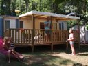 Camping Pas Cher vous présente avec son site Officiel campingpascher.fr, le Camping Maeva Escapades Coeur D'Ardèche classé 4 étoiles, situé sur la commune de Saint Vincent De Durfort dans le département Ardèche (Rhône Alpes) en France. Le camping Maeva Escapades Coeur D'Ardèche, vous présente un hébergement de type mobil-home de 26 m² et télévision. Le camping Maeva Escapades Coeur D'Ardèche vous proposeun séjour PAS CHER avec une REMISEdu vendredi 01 mai au vendredi 08 mai 2026, en promotion à -52% pour 7 nuits à 289,94 € au lieu de 610,4 € soit une Économie de 320,46 €. Cette location propose 103 dates différentes pour réserver votre séjour. Découvrez également les 30 autres gammes d'hébergements du camping. Les Avis clients pour le Camping Maeva Escapades Coeur D'Ardèche sont excellents avec une note moyenne de 8 sur 10. Rivière, Piscine chauffée, Piscine extérieure, Animations familiales, Club enfants, Aire de jeux enfants, Pédalo, Pétanque, Randonnée, Salle de jeux vidéo, Terrain de beach-volley, Terrain multisports, Tir à l’arc, Trampoline, Bar, Dépôt de pain, Plats à emporter, Restaurant, Épicerie,... En savoir plus : cliquez-ICI.
