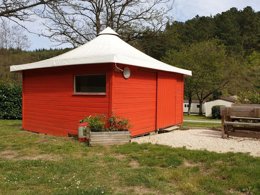 Camping Pas Cher vous présente avec son site Officiel campingpascher.fr, le Camping Maeva Escapades Coeur D'Ardèche classé 4 étoiles, situé sur la commune de Saint Vincent De Durfort dans le département Ardèche (Rhône Alpes) en France. Le camping Maeva Escapades Coeur D'Ardèche, vous présente un hébergement de type tente en toile et bois de 16 m² pour 2 personnes. Le camping Maeva Escapades Coeur D'Ardèche vous proposeun séjour PAS CHER avec une REMISEdu vendredi 01 mai au vendredi 08 mai 2026, en promotion à -52% pour 7 nuits à 174,56 € au lieu de 367,5 € soit une Économie de 192,94 €. Cette location propose 107 dates différentes pour réserver votre séjour. Découvrez également les 30 autres gammes d'hébergements du camping. Les Avis clients pour le Camping Maeva Escapades Coeur D'Ardèche sont excellents avec une note moyenne de 8 sur 10. Rivière, Piscine chauffée, Piscine extérieure, Animations familiales, Club enfants, Aire de jeux enfants, Pédalo, Pétanque, Randonnée, Salle de jeux vidéo, Terrain de beach-volley, Terrain multisports, Tir à l’arc, Trampoline, Bar, Dépôt de pain, Plats à emporter, Restaurant, Épicerie,... En savoir plus : cliquez-ICI.