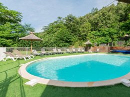 Camping Pas Cher vous présente avec son site Officiel campingpascher.fr, le Camping Maeva Escapades Coeur D'Ardèche classé 4 étoiles, situé sur la commune de Saint Vincent De Durfort dans le département Ardèche (Rhône Alpes) en France. Le camping Maeva Escapades Coeur D'Ardèche, vous présente un hébergement de type tente en toile et bois de 20 m² pour 2 personnes. Le camping Maeva Escapades Coeur D'Ardèche vous proposeun séjour PAS CHER avec une REMISEdu sam. 09 mai au sam. 16 mai 2026, en promotion à -53% pour 7 nuits à 219 € au lieu de 465,96 € soit une Économie de 246,96 €. Cette location propose 123 dates différentes pour réserver votre séjour. Découvrez également les 30 autres gammes d'hébergements du camping. Les Avis clients pour le Camping Maeva Escapades Coeur D'Ardèche sont excellents avec une note moyenne de 8 sur 10. Rivière, Piscine chauffée, Piscine extérieure, Animations familiales, Club enfants, Aire de jeux enfants, Pédalo, Pétanque, Randonnée, Salle de jeux vidéo, Terrain de beach-volley, Terrain multisports, Tir à l’arc, Trampoline, Bar, Dépôt de pain, Plats à emporter, Restaurant, Épicerie,... En savoir plus : cliquez-ICI.