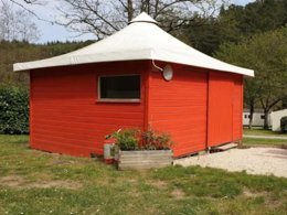 Camping Pas Cher vous présente avec son site Officiel campingpascher.fr, le Camping Maeva Escapades Coeur D'Ardèche classé 4 étoiles, situé sur la commune de Saint Vincent De Durfort dans le département Ardèche (Rhône Alpes) en France. Le camping Maeva Escapades Coeur D'Ardèche, vous présente un hébergement de type chalet de 16 m² pour 2 personnes. Le camping Maeva Escapades Coeur D'Ardèche vous proposeun séjour PAS CHER avec une REMISEdu vendredi 01 mai au vendredi 08 mai 2026, en promotion à -52% pour 7 nuits à 199 € au lieu de 423,4 € soit une Économie de 224,40 €. Cette location propose 107 dates différentes pour réserver votre séjour. Découvrez également les 30 autres gammes d'hébergements du camping. Les Avis clients pour le Camping Maeva Escapades Coeur D'Ardèche sont excellents avec une note moyenne de 8 sur 10. Rivière, Piscine chauffée, Piscine extérieure, Animations familiales, Club enfants, Aire de jeux enfants, Pédalo, Pétanque, Randonnée, Salle de jeux vidéo, Terrain de beach-volley, Terrain multisports, Tir à l’arc, Trampoline, Bar, Dépôt de pain, Plats à emporter, Restaurant, Épicerie,... En savoir plus : cliquez-ICI.