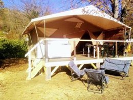 Camping Pas Cher vous présente avec son site Officiel campingpascher.fr, le Camping Maeva Escapades Coeur D'Ardèche classé 4 étoiles, situé sur la commune de Saint Vincent De Durfort dans le département Ardèche (Rhône Alpes) en France. Le camping Maeva Escapades Coeur D'Ardèche, vous présente un hébergement de type tente en toile et bois de 20 m² pour 2 personnes. Le camping Maeva Escapades Coeur D'Ardèche vous proposeun séjour PAS CHER avec une REMISEdu sam. 09 mai au sam. 16 mai 2026, en promotion à -53% pour 7 nuits à 219 € au lieu de 465,96 € soit une Économie de 246,96 €. Cette location propose 123 dates différentes pour réserver votre séjour. Découvrez également les 30 autres gammes d'hébergements du camping. Les Avis clients pour le Camping Maeva Escapades Coeur D'Ardèche sont excellents avec une note moyenne de 8 sur 10. Rivière, Piscine chauffée, Piscine extérieure, Animations familiales, Club enfants, Aire de jeux enfants, Pédalo, Pétanque, Randonnée, Salle de jeux vidéo, Terrain de beach-volley, Terrain multisports, Tir à l’arc, Trampoline, Bar, Dépôt de pain, Plats à emporter, Restaurant, Épicerie,... En savoir plus : cliquez-ICI.