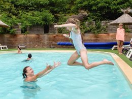 Camping Pas Cher vous présente avec son site Officiel campingpascher.fr, le Camping Maeva Escapades Coeur D'Ardèche classé 4 étoiles, situé sur la commune de Saint Vincent De Durfort dans le département Ardèche (Rhône Alpes) en France. Le camping Maeva Escapades Coeur D'Ardèche, vous présente un hébergement de type tente en toile et bois de 20 m² pour 1 personne. Le camping Maeva Escapades Coeur D'Ardèche vous proposeun séjour PAS CHER avec une REMISEdu vendredi 01 mai au vendredi 08 mai 2026, en promotion à -52% pour 7 nuits à 184,87 € au lieu de 389,2 € soit une Économie de 204,33 €. Cette location propose 123 dates différentes pour réserver votre séjour. Découvrez également les 30 autres gammes d'hébergements du camping. Les Avis clients pour le Camping Maeva Escapades Coeur D'Ardèche sont excellents avec une note moyenne de 8 sur 10. Rivière, Piscine chauffée, Piscine extérieure, Animations familiales, Club enfants, Aire de jeux enfants, Pédalo, Pétanque, Randonnée, Salle de jeux vidéo, Terrain de beach-volley, Terrain multisports, Tir à l’arc, Trampoline, Bar, Dépôt de pain, Plats à emporter, Restaurant, Épicerie,... En savoir plus : cliquez-ICI.