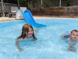 Camping Pas Cher vous présente avec son site Officiel campingpascher.fr, le Camping Maeva Escapades Coeur D'Ardèche classé 4 étoiles, situé sur la commune de Saint Vincent De Durfort dans le département Ardèche (Rhône Alpes) en France. Le camping Maeva Escapades Coeur D'Ardèche, vous présente un hébergement de type mobil-home de 24 m² et télévision. Le camping Maeva Escapades Coeur D'Ardèche vous proposeun séjour PAS CHER avec une REMISEdu vendredi 01 mai au vendredi 08 mai 2026, en promotion à -52% pour 7 nuits à 235,74 € au lieu de 496,3 € soit une Économie de 260,56 €. Cette location propose 123 dates différentes pour réserver votre séjour. Découvrez également les 30 autres gammes d'hébergements du camping. Les Avis clients pour le Camping Maeva Escapades Coeur D'Ardèche sont excellents avec une note moyenne de 8 sur 10. Rivière, Piscine chauffée, Piscine extérieure, Animations familiales, Club enfants, Aire de jeux enfants, Pédalo, Pétanque, Randonnée, Salle de jeux vidéo, Terrain de beach-volley, Terrain multisports, Tir à l’arc, Trampoline, Bar, Dépôt de pain, Plats à emporter, Restaurant, Épicerie,... En savoir plus : cliquez-ICI.