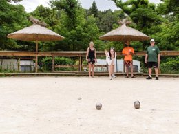 Camping Pas Cher vous présente avec son site Officiel campingpascher.fr, le Camping Maeva Escapades Coeur D'Ardèche classé 4 étoiles, situé sur la commune de Saint Vincent De Durfort dans le département Ardèche (Rhône Alpes) en France. Le camping Maeva Escapades Coeur D'Ardèche, vous présente un hébergement de type tente en toile et bois de 16 m² pour 2 personnes. Le camping Maeva Escapades Coeur D'Ardèche vous proposeun séjour PAS CHER avec une REMISEdu vendredi 01 mai au vendredi 08 mai 2026, en promotion à -52% pour 7 nuits à 174,56 € au lieu de 367,5 € soit une Économie de 192,94 €. Cette location propose 107 dates différentes pour réserver votre séjour. Découvrez également les 30 autres gammes d'hébergements du camping. Les Avis clients pour le Camping Maeva Escapades Coeur D'Ardèche sont excellents avec une note moyenne de 8 sur 10. Rivière, Piscine chauffée, Piscine extérieure, Animations familiales, Club enfants, Aire de jeux enfants, Pédalo, Pétanque, Randonnée, Salle de jeux vidéo, Terrain de beach-volley, Terrain multisports, Tir à l’arc, Trampoline, Bar, Dépôt de pain, Plats à emporter, Restaurant, Épicerie,... En savoir plus : cliquez-ICI.