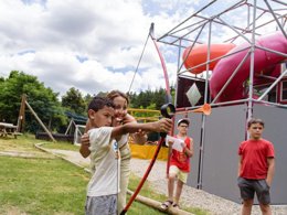 Camping Pas Cher vous présente avec son site Officiel campingpascher.fr, le Camping Maeva Escapades Coeur D'Ardèche classé 4 étoiles, situé sur la commune de Saint Vincent De Durfort dans le département Ardèche (Rhône Alpes) en France. Le camping Maeva Escapades Coeur D'Ardèche, vous présente un hébergement de type chalet de 16 m² pour 2 personnes. Le camping Maeva Escapades Coeur D'Ardèche vous proposeun séjour PAS CHER avec une REMISEdu vendredi 01 mai au vendredi 08 mai 2026, en promotion à -52% pour 7 nuits à 199 € au lieu de 423,4 € soit une Économie de 224,40 €. Cette location propose 107 dates différentes pour réserver votre séjour. Découvrez également les 30 autres gammes d'hébergements du camping. Les Avis clients pour le Camping Maeva Escapades Coeur D'Ardèche sont excellents avec une note moyenne de 8 sur 10. Rivière, Piscine chauffée, Piscine extérieure, Animations familiales, Club enfants, Aire de jeux enfants, Pédalo, Pétanque, Randonnée, Salle de jeux vidéo, Terrain de beach-volley, Terrain multisports, Tir à l’arc, Trampoline, Bar, Dépôt de pain, Plats à emporter, Restaurant, Épicerie,... En savoir plus : cliquez-ICI.