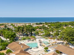 Camping Pas Cher vous présente avec son site Officiel campingpascher.fr, le Camping Sea Green Les Grenettes classé 5 étoiles, situé sur la commune de Sainte Marie De Ré dans le département Charente-maritime (Poitou Charentes) en France. Le camping Sea Green Les Grenettes vous propose un hébergement de type mobil-home pour 5 personnes (télévision). L'établissement vous propose 5 autres types d'hébergements. Découvrez tous nos séjours à petits prix dans la commune et aux alentours de Sainte Marie De Ré du département : Charente-maritime (Poitou Charentes). Les Avis clients pour le Camping Sea Green Les Grenettes sont de 7 sur 10. Piscine chauffée, Piscine extérieure, Animations familiales, Club enfants, Aire de jeux enfants, Centre équestre, Court de tennis, Cyclisme, Ping-pong, Pétanque, Randonnée, Terrain de volley-ball, Bar, Dépôt de pain, Plats à emporter, Restaurant, Snack/Bar, Épicerie,... En savoir plus : cliquez-ICI.