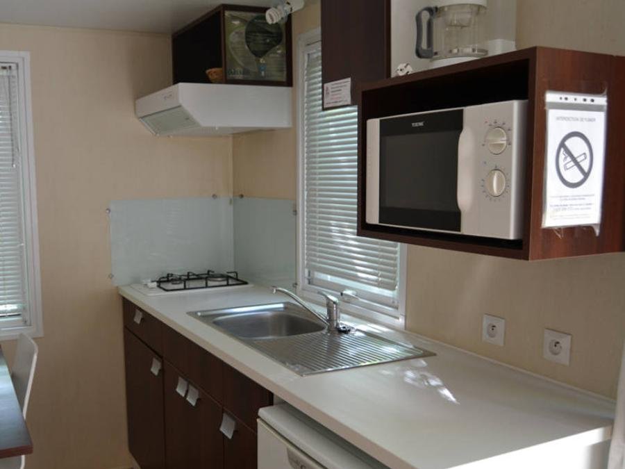 Camping Pas Cher vous présente avec son site Officiel campingpascher.fr, le Camping Maeva Escapades Le Casque Roi classé 3 étoiles, situé sur la commune de Salavas dans le département Ardèche (Rhône Alpes) en France. Le camping Maeva Escapades Le Casque Roi vous propose un hébergement de type mobil-home de 20 m² pour 2 personnes avec climatisation (télévision). L'établissement vous propose 7 autres types d'hébergements. Découvrez tous nos séjours à petits prix dans la commune et aux alentours de Salavas du département : Ardèche (Rhône Alpes). Les Avis clients pour le Camping Maeva Escapades Le Casque Roi sont excellents avec une note moyenne de 8 sur 10. Piscine extérieure, Aire de jeux enfants, Baby-foot, Canoë-kayak, Cyclisme, Ping-pong, Pétanque, Randonnée, Salle de jeux vidéo, Bar, Pizzeria, Snack/Bar,... En savoir plus : cliquez-ICI.