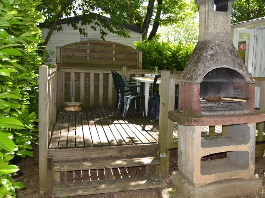Camping Pas Cher vous présente avec son site Officiel campingpascher.fr, le Camping Maeva Escapades Le Casque Roi classé 3 étoiles, situé sur la commune de Salavas dans le département Ardèche (Rhône Alpes) en France. Le camping Maeva Escapades Le Casque Roi vous propose un hébergement de type mobil-home de 20 m² pour 3 personnes (télévision). L'établissement vous propose 7 autres types d'hébergements. Découvrez tous nos séjours à petits prix dans la commune et aux alentours de Salavas du département : Ardèche (Rhône Alpes). Les Avis clients pour le Camping Maeva Escapades Le Casque Roi sont excellents avec une note moyenne de 8 sur 10. Piscine extérieure, Aire de jeux enfants, Baby-foot, Canoë-kayak, Cyclisme, Ping-pong, Pétanque, Randonnée, Salle de jeux vidéo, Bar, Pizzeria, Snack/Bar,... En savoir plus : cliquez-ICI.