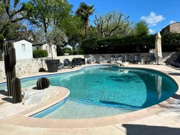Camping Pas Cher vous présente avec son site Officiel campingpascher.fr, le Camping Maeva Escapades Le Casque Roi classé 3 étoiles, situé sur la commune de Salavas dans le département Ardèche (Rhône Alpes) en France. Le camping Maeva Escapades Le Casque Roi vous propose un hébergement de type mobil-home de 20 m² pour 2 personnes avec climatisation (télévision). L'établissement vous propose 7 autres types d'hébergements. Découvrez tous nos séjours à petits prix dans la commune et aux alentours de Salavas du département : Ardèche (Rhône Alpes). Les Avis clients pour le Camping Maeva Escapades Le Casque Roi sont excellents avec une note moyenne de 8 sur 10. Piscine extérieure, Aire de jeux enfants, Baby-foot, Canoë-kayak, Cyclisme, Ping-pong, Pétanque, Randonnée, Salle de jeux vidéo, Bar, Pizzeria, Snack/Bar,... En savoir plus : cliquez-ICI.