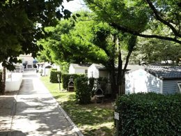 Camping Pas Cher vous présente avec son site Officiel campingpascher.fr, le Camping Maeva Escapades Le Casque Roi classé 3 étoiles, situé sur la commune de Salavas dans le département Ardèche (Rhône Alpes) en France. Le camping Maeva Escapades Le Casque Roi, vous présente un hébergement de type mobil-home de 20 m² pour 2 personnes et télévision. Le camping Maeva Escapades Le Casque Roi vous propose du sam. 04 avril au sam. 11 avril 2026 pour 7 nuits à 569€. Cette location propose 178 dates différentes pour réserver votre séjour. Découvrez également les 7 autres gammes d'hébergements du camping. Les Avis clients pour le Camping Maeva Escapades Le Casque Roi sont excellents avec une note moyenne de 8 sur 10. Piscine extérieure, Aire de jeux enfants, Baby-foot, Canoë-kayak, Cyclisme, Ping-pong, Pétanque, Randonnée, Salle de jeux vidéo, Bar, Pizzeria, Snack/Bar,... En savoir plus : cliquez-ICI.