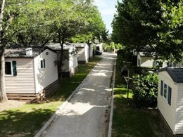 Camping Pas Cher vous présente avec son site Officiel campingpascher.fr, le Camping Maeva Escapades Le Casque Roi classé 3 étoiles, situé sur la commune de Salavas dans le département Ardèche (Rhône Alpes) en France. Le camping Maeva Escapades Le Casque Roi, vous présente un hébergement de type mobil-home de 30 m² pour 4 personnes et télévision. Le camping Maeva Escapades Le Casque Roi vous propose du mardi 07 avril au mardi 14 avril 2026 pour 7 nuits à 609€. Cette location propose 178 dates différentes pour réserver votre séjour. Découvrez également les 7 autres gammes d'hébergements du camping. Les Avis clients pour le Camping Maeva Escapades Le Casque Roi sont excellents avec une note moyenne de 8 sur 10. Piscine extérieure, Aire de jeux enfants, Baby-foot, Canoë-kayak, Cyclisme, Ping-pong, Pétanque, Randonnée, Salle de jeux vidéo, Bar, Pizzeria, Snack/Bar,... En savoir plus : cliquez-ICI.