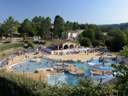 Camping Pas Cher vous présente avec son site Officiel campingpascher.fr, la Résidence Odalys Référence Le Domaine Des Hauts De Salavas classé 3 étoiles, située sur la commune de Salavas dans le département Ardèche (Rhône Alpes) en France. La résidence Odalys Référence Le Domaine Des Hauts De Salavas, vous présente un hébergement de type appartement de 28 m² et télévision. La résidence Odalys Référence Le Domaine Des Hauts De Salavas vous proposeun séjour PAS CHER avec une REMISEdu sam. 12 septembre au sam. 19 septembre 2026, en promotion à -40% pour 7 nuits à 227,40 € au lieu de 379,0 € soit une Économie de 151,60 €. Cette location propose 16 dates différentes pour réserver votre séjour. Découvrez également les 3 autres gammes d'hébergements de la résidence. Les Avis clients pour la Résidence Odalys Référence Le Domaine Des Hauts De Salavas sont de 7 sur 10. Piscine extérieure, Animations familiales, Club ados, Club enfants, Aire de jeux enfants, Terrain multisports,... En savoir plus : cliquez-ICI.