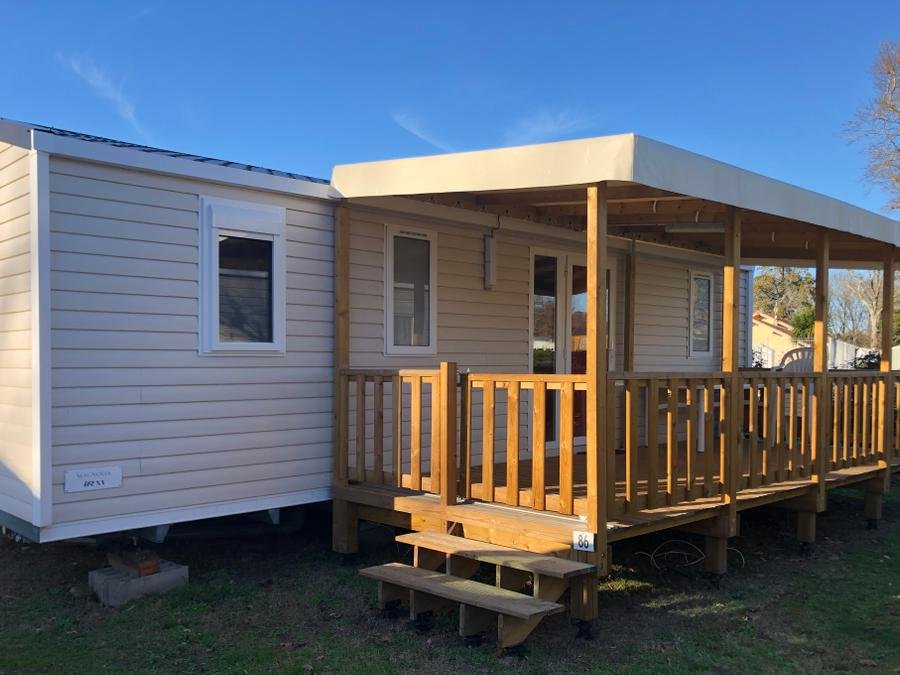 Camping Pas Cher vous présente avec son site Officiel campingpascher.fr, le Camping Las Chancas classé 2 étoiles, situé sur la commune de Sainte Eulalie En Born dans le département Landes (Aquitaine) en France. Le camping Las Chancas, vous présente un hébergement de type mobil-home de 34 m² avec climatisation et télévision. Le camping Las Chancas vous propose du sam. 10 octobre au sam. 17 octobre 2026 pour 7 nuits à 473€. Cette location propose 147 dates différentes pour réserver votre séjour. Découvrez également les 4 autres gammes d'hébergements du camping. Les Avis clients pour le Camping Las Chancas sont excellents avec une note moyenne de 8 sur 10. Piscine extérieure, Aire de jeux enfants, Golf, Pétanque, Randonnée, Structure gonflable enfants, Dépôt de pain, Plats à emporter, Restaurant, Snack/Bar,... En savoir plus : cliquez-ICI.