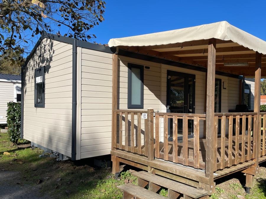 Camping Pas Cher vous présente avec son site Officiel campingpascher.fr, le Camping Las Chancas classé 2 étoiles, situé sur la commune de Sainte Eulalie En Born dans le département Landes (Aquitaine) en France. Le camping Las Chancas vous propose un hébergement de type mobil-home de 32 m² avec climatisation (télévision). L'établissement vous propose 5 autres types d'hébergements. Découvrez tous nos séjours à petits prix dans la commune et aux alentours de Sainte Eulalie En Born du département : Landes (Aquitaine). Les Avis clients pour le Camping Las Chancas sont excellents avec une note moyenne de 8 sur 10. Piscine extérieure, Aire de jeux enfants, Golf, Pétanque, Randonnée, Structure gonflable enfants, Dépôt de pain, Plats à emporter, Restaurant, Snack/Bar,... En savoir plus : cliquez-ICI.