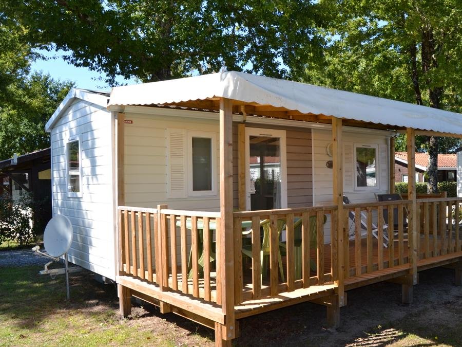 Camping Pas Cher vous présente avec son site Officiel campingpascher.fr, le Camping Las Chancas classé 2 étoiles, situé sur la commune de Sainte Eulalie En Born dans le département Landes (Aquitaine) en France. Le camping Las Chancas, vous présente un hébergement de type mobil-home de 18 m² avec climatisation et télévision. Le camping Las Chancas vous propose du sam. 10 octobre au sam. 17 octobre 2026 pour 7 nuits à 263€. Cette location propose 127 dates différentes pour réserver votre séjour. Découvrez également les 4 autres gammes d'hébergements du camping. Les Avis clients pour le Camping Las Chancas sont excellents avec une note moyenne de 8 sur 10. Piscine extérieure, Aire de jeux enfants, Golf, Pétanque, Randonnée, Structure gonflable enfants, Dépôt de pain, Plats à emporter, Restaurant, Snack/Bar,... En savoir plus : cliquez-ICI.