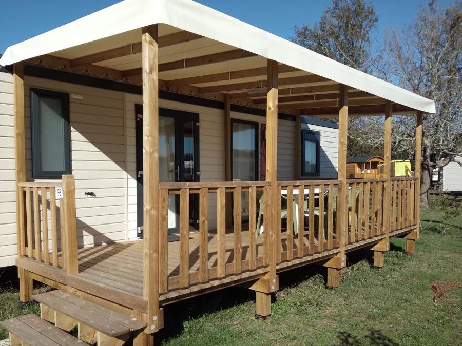 Camping Pas Cher vous présente avec son site Officiel campingpascher.fr, le Camping Las Chancas classé 2 étoiles, situé sur la commune de Sainte Eulalie En Born dans le département Landes (Aquitaine) en France. Le camping Las Chancas, vous présente un hébergement de type mobil-home de 34 m² avec climatisation et télévision. Le camping Las Chancas vous propose du sam. 10 octobre au sam. 17 octobre 2026 pour 7 nuits à 473€. Cette location propose 145 dates différentes pour réserver votre séjour. Découvrez également les 4 autres gammes d'hébergements du camping. Les Avis clients pour le Camping Las Chancas sont excellents avec une note moyenne de 8 sur 10. Piscine extérieure, Aire de jeux enfants, Golf, Pétanque, Randonnée, Structure gonflable enfants, Dépôt de pain, Plats à emporter, Restaurant, Snack/Bar,... En savoir plus : cliquez-ICI.