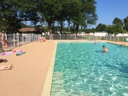 Camping Pas Cher vous présente avec son site Officiel campingpascher.fr, le Camping Las Chancas classé 2 étoiles, situé sur la commune de Sainte Eulalie En Born dans le département Landes (Aquitaine) en France. Le camping Las Chancas vous propose un hébergement de type mobil-home de 32 m² avec climatisation (télévision). L'établissement vous propose 5 autres types d'hébergements. Découvrez tous nos séjours à petits prix dans la commune et aux alentours de Sainte Eulalie En Born du département : Landes (Aquitaine). Les Avis clients pour le Camping Las Chancas sont excellents avec une note moyenne de 8 sur 10. Piscine extérieure, Aire de jeux enfants, Golf, Pétanque, Randonnée, Structure gonflable enfants, Dépôt de pain, Plats à emporter, Restaurant, Snack/Bar,... En savoir plus : cliquez-ICI.