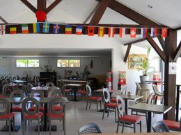 Camping Pas Cher vous présente avec son site Officiel campingpascher.fr, le Camping Las Chancas classé 2 étoiles, situé sur la commune de Sainte Eulalie En Born dans le département Landes (Aquitaine) en France. Le camping Las Chancas, vous présente un hébergement de type mobil-home de 34 m² avec climatisation et télévision. Le camping Las Chancas vous propose du mardi 13 janvier au mardi 20 janvier 2026 pour 7 nuits à 473€. Cette location propose 281 dates différentes pour réserver votre séjour. Découvrez également les 5 autres gammes d'hébergements du camping. Les Avis clients pour le Camping Las Chancas sont excellents avec une note moyenne de 8 sur 10. Piscine extérieure, Aire de jeux enfants, Golf, Pétanque, Randonnée, Structure gonflable enfants, Dépôt de pain, Plats à emporter, Restaurant, Snack/Bar,... En savoir plus : cliquez-ICI.