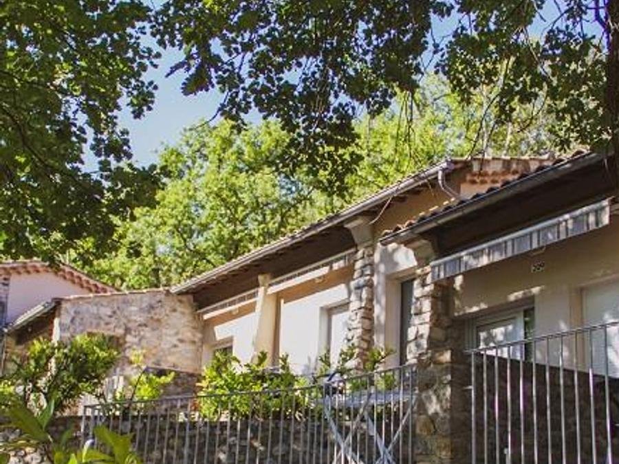 Camping Pas Cher vous présente avec son site Officiel campingpascher.fr, le Camping Domaine Des Blachas classé 4 étoiles, situé sur la commune de Salavas dans le département Ardèche (Rhône Alpes) en France. Le camping Domaine Des Blachas, vous présente un hébergement de type maison de 35 m² avec climatisation et télévision. Le camping Domaine Des Blachas vous propose du sam. 11 juillet au sam. 18 juillet 2026 pour 7 nuits à 970€. Cette location propose 29 dates différentes pour réserver votre séjour. Découvrez également les 13 autres gammes d'hébergements du camping. Les Avis clients pour le Camping Domaine Des Blachas sont excellents avec une note moyenne de 8 sur 10. Rivière, Piscine chauffée, Piscine extérieure, Animations familiales, Club enfants, Canoë-kayak, Centre équestre, Court de tennis, Golf, Ping-pong, Pétanque, Randonnée, Terrain multisports, Bar, Dépôt de pain, Pizzeria, Restaurant, Snack/Bar, Épicerie,... En savoir plus : cliquez-ICI.