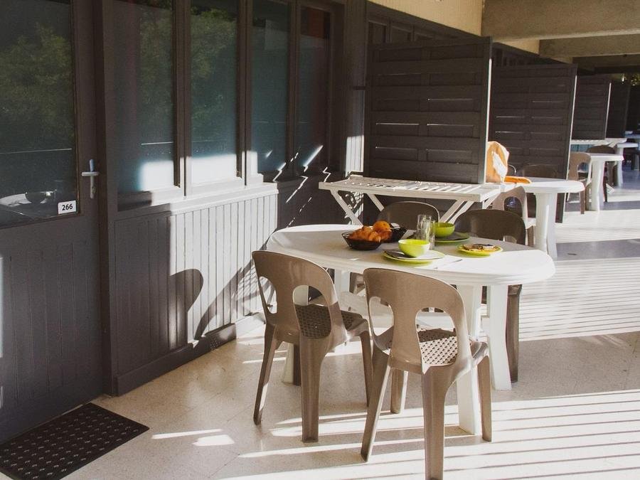 Camping Pas Cher vous présente avec son site Officiel campingpascher.fr, le Camping Domaine Des Blachas classé 4 étoiles, situé sur la commune de Salavas dans le département Ardèche (Rhône Alpes) en France. Le camping Domaine Des Blachas, vous présente un hébergement de type studio de 20 m² pour 3 personnes et télévision. Le camping Domaine Des Blachas vous propose du lundi 07 septembre au lundi 14 septembre 2026 pour 7 nuits à 458€. Cette location propose 19 dates différentes pour réserver votre séjour. Découvrez également les 12 autres gammes d'hébergements du camping. Les Avis clients pour le Camping Domaine Des Blachas sont excellents avec une note moyenne de 8 sur 10. Rivière, Piscine chauffée, Piscine extérieure, Animations familiales, Club enfants, Canoë-kayak, Centre équestre, Court de tennis, Golf, Ping-pong, Pétanque, Randonnée, Terrain multisports, Bar, Dépôt de pain, Pizzeria, Restaurant, Snack/Bar, Épicerie,... En savoir plus : cliquez-ICI.