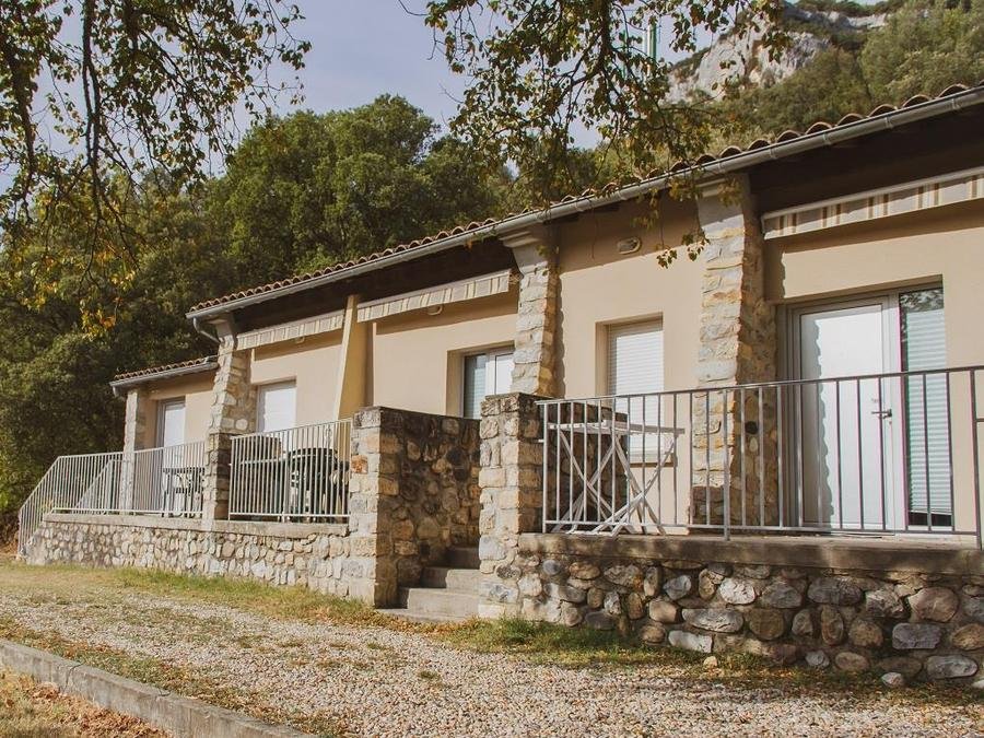 Camping Pas Cher vous présente avec son site Officiel campingpascher.fr, le Camping Domaine Des Blachas classé 4 étoiles, situé sur la commune de Salavas dans le département Ardèche (Rhône Alpes) en France. Le camping Domaine Des Blachas, vous présente un hébergement de type maison de campagne de 35 m² pour 4 personnes avec climatisation et télévision. Le camping Domaine Des Blachas vous propose du sam. 12 septembre au sam. 19 septembre 2026 pour 7 nuits à 522€. Cette location propose 43 dates différentes pour réserver votre séjour. Découvrez également les 13 autres gammes d'hébergements du camping. Les Avis clients pour le Camping Domaine Des Blachas sont excellents avec une note moyenne de 8 sur 10. Rivière, Piscine chauffée, Piscine extérieure, Animations familiales, Club enfants, Canoë-kayak, Centre équestre, Court de tennis, Golf, Ping-pong, Pétanque, Randonnée, Terrain multisports, Bar, Dépôt de pain, Pizzeria, Restaurant, Snack/Bar, Épicerie,... En savoir plus : cliquez-ICI.