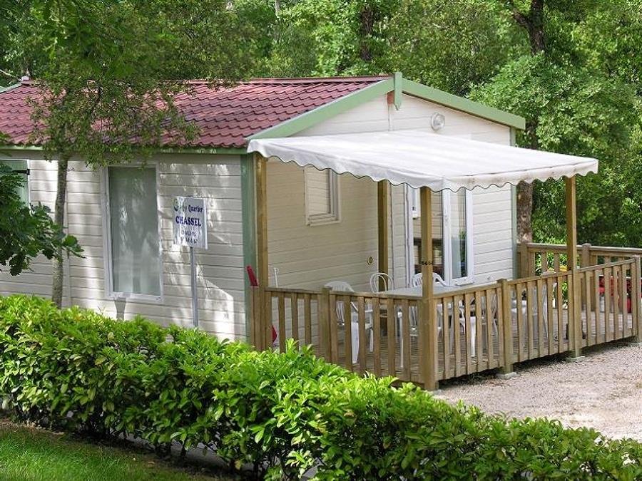 Camping Pas Cher vous présente avec son site Officiel campingpascher.fr, le Camping Domaine Des Blachas classé 4 étoiles, situé sur la commune de Salavas dans le département Ardèche (Rhône Alpes) en France. Le camping Domaine Des Blachas, vous présente un hébergement de type mobil-home de 40 m² avec climatisation et télévision. Le camping Domaine Des Blachas vous propose du dimanche 23 août au dimanche 30 août 2026 pour 7 nuits à 947€. Cette location propose 3 dates différentes pour réserver votre séjour. Découvrez également les 12 autres gammes d'hébergements du camping. Les Avis clients pour le Camping Domaine Des Blachas sont excellents avec une note moyenne de 8 sur 10. Rivière, Piscine chauffée, Piscine extérieure, Animations familiales, Club enfants, Canoë-kayak, Centre équestre, Court de tennis, Golf, Ping-pong, Pétanque, Randonnée, Terrain multisports, Bar, Dépôt de pain, Pizzeria, Restaurant, Snack/Bar, Épicerie,... En savoir plus : cliquez-ICI.