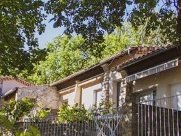 Camping Pas Cher vous présente avec son site Officiel campingpascher.fr, le Camping Domaine Des Blachas classé 4 étoiles, situé sur la commune de Salavas dans le département Ardèche (Rhône Alpes) en France. Le camping Domaine Des Blachas, vous présente un hébergement de type maison de 35 m² avec climatisation et télévision. Le camping Domaine Des Blachas vous propose du dimanche 28 juin au dimanche 05 juillet 2026 pour 7 nuits à 766€. Cette location propose 53 dates différentes pour réserver votre séjour. Découvrez également les 4 autres gammes d'hébergements du camping. Les Avis clients pour le Camping Domaine Des Blachas sont excellents avec une note moyenne de 8 sur 10. Rivière, Piscine chauffée, Piscine extérieure, Animations familiales, Club enfants, Canoë-kayak, Centre équestre, Court de tennis, Golf, Ping-pong, Pétanque, Randonnée, Terrain multisports, Bar, Dépôt de pain, Pizzeria, Restaurant, Snack/Bar, Épicerie,... En savoir plus : cliquez-ICI.