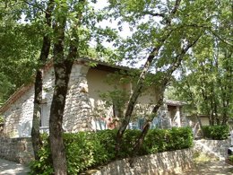 Camping Pas Cher vous présente avec son site Officiel campingpascher.fr, le Camping Domaine Des Blachas classé 4 étoiles, situé sur la commune de Salavas dans le département Ardèche (Rhône Alpes) en France. Le camping Domaine Des Blachas, vous présente un hébergement de type maison de 40 m² et télévision. Le camping Domaine Des Blachas vous propose du sam. 27 juin au sam. 04 juillet 2026 pour 7 nuits à 756€. Cette location propose 45 dates différentes pour réserver votre séjour. Découvrez également les 4 autres gammes d'hébergements du camping. Les Avis clients pour le Camping Domaine Des Blachas sont excellents avec une note moyenne de 8 sur 10. Rivière, Piscine chauffée, Piscine extérieure, Animations familiales, Club enfants, Canoë-kayak, Centre équestre, Court de tennis, Golf, Ping-pong, Pétanque, Randonnée, Terrain multisports, Bar, Dépôt de pain, Pizzeria, Restaurant, Snack/Bar, Épicerie,... En savoir plus : cliquez-ICI.