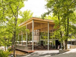 Camping Pas Cher vous présente avec son site Officiel campingpascher.fr, le Camping Domaine Des Blachas classé 4 étoiles, situé sur la commune de Salavas dans le département Ardèche (Rhône Alpes) en France. Le camping Domaine Des Blachas, vous présente un hébergement de type maison de 40 m² et télévision. Le camping Domaine Des Blachas vous propose du sam. 27 juin au sam. 04 juillet 2026 pour 7 nuits à 756€. Cette location propose 45 dates différentes pour réserver votre séjour. Découvrez également les 4 autres gammes d'hébergements du camping. Les Avis clients pour le Camping Domaine Des Blachas sont excellents avec une note moyenne de 8 sur 10. Rivière, Piscine chauffée, Piscine extérieure, Animations familiales, Club enfants, Canoë-kayak, Centre équestre, Court de tennis, Golf, Ping-pong, Pétanque, Randonnée, Terrain multisports, Bar, Dépôt de pain, Pizzeria, Restaurant, Snack/Bar, Épicerie,... En savoir plus : cliquez-ICI.