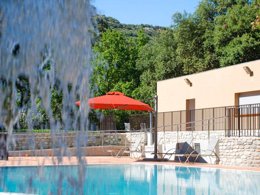 Camping Pas Cher vous présente avec son site Officiel campingpascher.fr, le Camping Domaine Des Blachas classé 4 étoiles, situé sur la commune de Salavas dans le département Ardèche (Rhône-alpes) en France. Le camping Domaine Des Blachas vous propose un hébergement de type maison de campagne de 35 m² pour 4 personnes avec climatisation (télévision). L'établissement vous propose 13 autres types d'hébergements. Découvrez tous nos séjours à petits prix dans la commune et aux alentours de Salavas du département : Ardèche (Rhône-alpes). Les Avis clients pour le Camping Domaine Des Blachas sont excellents avec une note moyenne de 8 sur 10. Rivière, Piscine chauffée, Piscine extérieure, Animations familiales, Club enfants, Canoë-kayak, Centre équestre, Court de tennis, Golf, Ping-pong, Pétanque, Randonnée, Terrain multisports, Bar, Dépôt de pain, Pizzeria, Restaurant, Snack/Bar, Épicerie,... En savoir plus : cliquez-ICI.