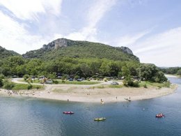 Camping Pas Cher vous présente avec son site Officiel campingpascher.fr, le Camping Domaine Des Blachas classé 4 étoiles, situé sur la commune de Salavas dans le département Ardèche (Rhône Alpes) en France. Le camping Domaine Des Blachas, vous présente un hébergement de type maison de 35 m² avec climatisation et télévision. Le camping Domaine Des Blachas vous propose du dimanche 28 juin au dimanche 05 juillet 2026 pour 7 nuits à 766€. Cette location propose 53 dates différentes pour réserver votre séjour. Découvrez également les 4 autres gammes d'hébergements du camping. Les Avis clients pour le Camping Domaine Des Blachas sont excellents avec une note moyenne de 8 sur 10. Rivière, Piscine chauffée, Piscine extérieure, Animations familiales, Club enfants, Canoë-kayak, Centre équestre, Court de tennis, Golf, Ping-pong, Pétanque, Randonnée, Terrain multisports, Bar, Dépôt de pain, Pizzeria, Restaurant, Snack/Bar, Épicerie,... En savoir plus : cliquez-ICI.