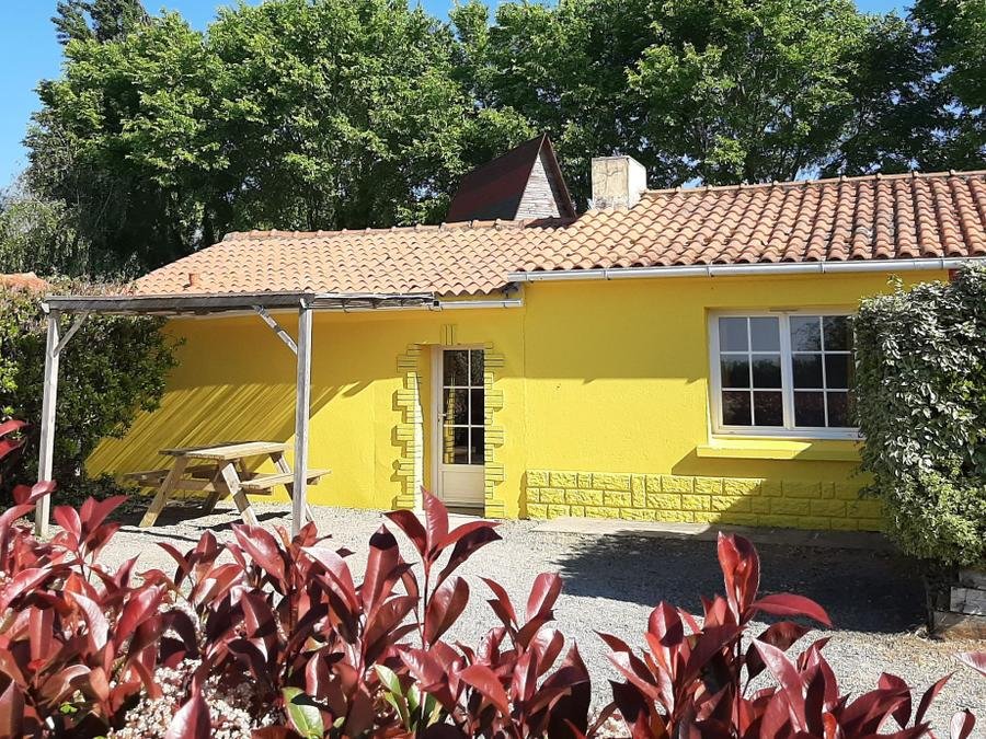 Camping Pas Cher vous présente avec son site Officiel campingpascher.fr, le Camping Les P'tites Maisons Dans La Prairie classé 3 étoiles, situé sur la commune de Sallertaine dans le département Vendée (Pays De La Loire) en France. Le camping Les P'tites Maisons Dans La Prairie, vous présente un hébergement de type maison de campagne de 40 m² pour 2 personnes et télévision. Le camping Les P'tites Maisons Dans La Prairie vous proposeun séjour PAS CHER avec une REMISEdu sam. 04 juillet au sam. 11 juillet 2026, en promotion à -40% pour 7 nuits à 543,60 € au lieu de 906,0 € soit une Économie de 362,40 €. Cette location propose 60 dates différentes pour réserver votre séjour. Découvrez également les 10 autres gammes d'hébergements du camping. Les Avis clients pour le Camping Les P'tites Maisons Dans La Prairie sont excellents avec une note moyenne de 8 sur 10. Piscine chauffée, Piscine couverte, Animations familiales, Aire de jeux enfants, Centre équestre, Golf, Ping-pong, Pétanque, Surf, Terrain de football, Bar, Dépôt de pain, Snack/Bar,... En savoir plus : cliquez-ICI.