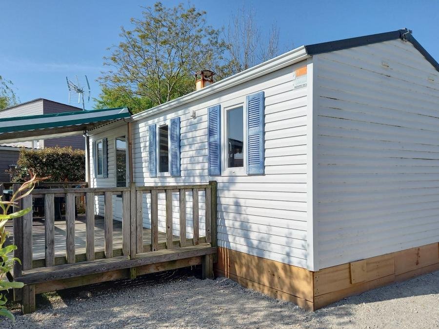 Camping Pas Cher vous présente avec son site Officiel campingpascher.fr, le Camping Les P'tites Maisons Dans La Prairie classé 3 étoiles, situé sur la commune de Sallertaine dans le département Vendée (Pays De La Loire) en France. Le camping Les P'tites Maisons Dans La Prairie, vous présente un hébergement de type mobil-home pour 1 personne et télévision. Le camping Les P'tites Maisons Dans La Prairie vous propose du dimanche 14 juin au dimanche 21 juin 2026 pour 7 nuits à 355€. Cette location propose 70 dates différentes pour réserver votre séjour. Découvrez également les 11 autres gammes d'hébergements du camping. Les Avis clients pour le Camping Les P'tites Maisons Dans La Prairie sont excellents avec une note moyenne de 8 sur 10. Piscine chauffée, Piscine couverte, Animations familiales, Aire de jeux enfants, Centre équestre, Golf, Ping-pong, Pétanque, Surf, Terrain de football, Bar, Dépôt de pain, Snack/Bar,... En savoir plus : cliquez-ICI.
