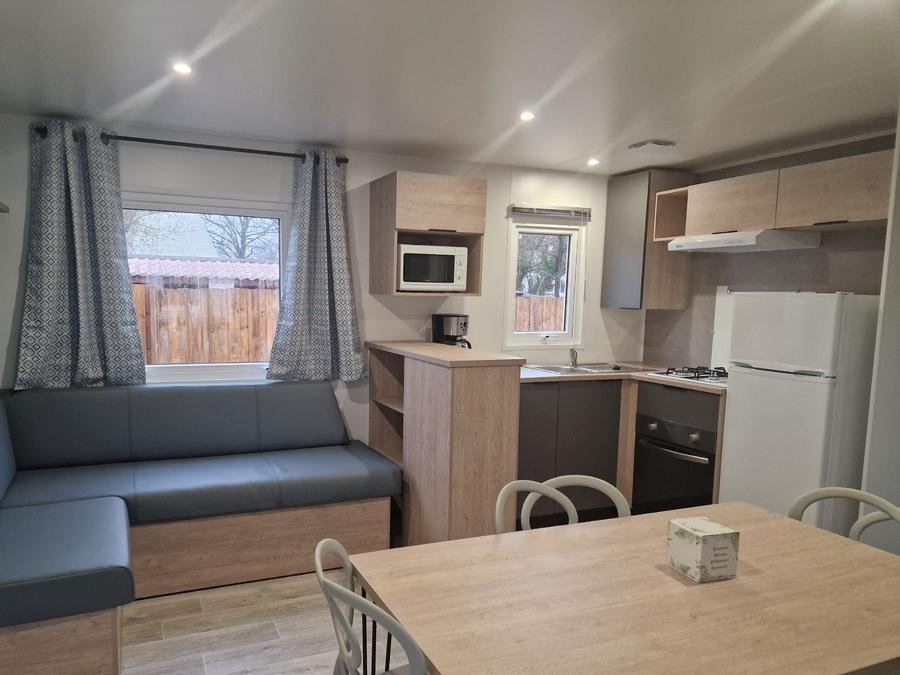 Camping Pas Cher vous présente avec son site Officiel campingpascher.fr, le Camping Les P'tites Maisons Dans La Prairie classé 3 étoiles, situé sur la commune de Sallertaine dans le département Vendée (Pays De La Loire) en France. Le camping Les P'tites Maisons Dans La Prairie, vous présente un hébergement de type mobil-home pour 6 personnes avec climatisation et télévision. Le camping Les P'tites Maisons Dans La Prairie vous propose du sam. 22 août au sam. 29 août 2026, en promotion à -20% pour 7 nuits à 720 € au lieu de 900,0 € soit une Économie de 180 €. Cette location propose 27 dates différentes pour réserver votre séjour. Découvrez également les 11 autres gammes d'hébergements du camping. Les Avis clients pour le Camping Les P'tites Maisons Dans La Prairie sont excellents avec une note moyenne de 8 sur 10. Piscine chauffée, Piscine couverte, Animations familiales, Aire de jeux enfants, Centre équestre, Golf, Ping-pong, Pétanque, Surf, Terrain de football, Bar, Dépôt de pain, Snack/Bar,... En savoir plus : cliquez-ICI.