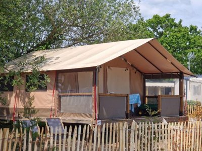 tente en toile et bois - Les P'tites Maisons Dans La Prairie photo 1