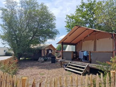 Cliquez pour découvrir toutes les photos de l'HÉBERGEMENT ! tente en toile et bois - Les P'tites Maisons Dans La Prairie photo 2