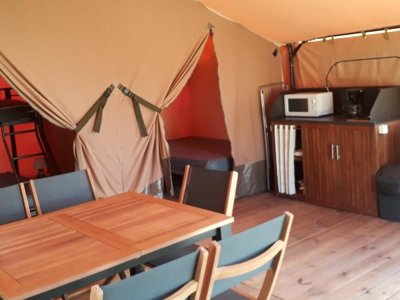 Cliquez pour découvrir toutes les photos de l'HÉBERGEMENT ! tente en toile et bois - Les P'tites Maisons Dans La Prairie photo 7