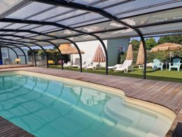 Camping Pas Cher vous présente avec son site Officiel campingpascher.fr, le Camping Les P'tites Maisons Dans La Prairie classé 3 étoiles, situé sur la commune de Sallertaine dans le département Vendée (Pays De La Loire) en France. Le camping Les P'tites Maisons Dans La Prairie, vous présente un hébergement de type mobil-home avec climatisation et télévision. Le camping Les P'tites Maisons Dans La Prairie vous proposeun séjour PAS CHER avec une REMISEdu sam. 04 juillet au sam. 11 juillet 2026, en promotion à -40% pour 7 nuits à 468 € au lieu de 780,0 € soit une Économie de 312 €. Cette location propose 79 dates différentes pour réserver votre séjour. Découvrez également les 11 autres gammes d'hébergements du camping. Les Avis clients pour le Camping Les P'tites Maisons Dans La Prairie sont excellents avec une note moyenne de 8 sur 10. Piscine chauffée, Piscine couverte, Animations familiales, Aire de jeux enfants, Centre équestre, Golf, Ping-pong, Pétanque, Surf, Terrain de football, Bar, Dépôt de pain, Snack/Bar,... En savoir plus : cliquez-ICI.