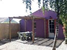 Camping Pas Cher vous présente avec son site Officiel campingpascher.fr, le Camping Les P'tites Maisons Dans La Prairie classé 3 étoiles, situé sur la commune de Sallertaine dans le département Vendée (Pays De La Loire) en France. Le camping Les P'tites Maisons Dans La Prairie, vous présente un hébergement de type maison de campagne de 40 m² pour 2 personnes et télévision. Le camping Les P'tites Maisons Dans La Prairie vous propose du mercredi 01 avril au mercredi 08 avril 2026 pour 7 nuits à 383€. Cette location propose 152 dates différentes pour réserver votre séjour. Découvrez également les 9 autres gammes d'hébergements du camping. Les Avis clients pour le Camping Les P'tites Maisons Dans La Prairie sont excellents avec une note moyenne de 8 sur 10. Piscine chauffée, Piscine couverte, Animations familiales, Aire de jeux enfants, Centre équestre, Golf, Ping-pong, Pétanque, Surf, Terrain de football, Bar, Dépôt de pain, Snack/Bar,... En savoir plus : cliquez-ICI.